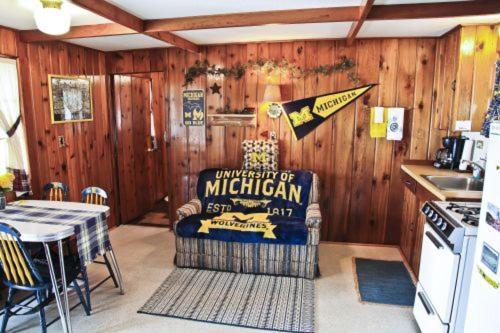 Cabin #2 - M Den Cabin Carp Lake ภายนอก รูปภาพ