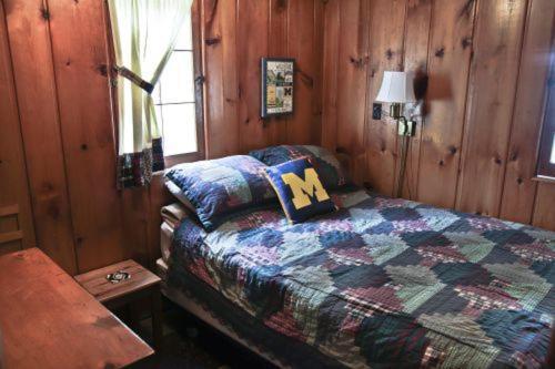 Cabin #2 - M Den Cabin Carp Lake ภายนอก รูปภาพ
