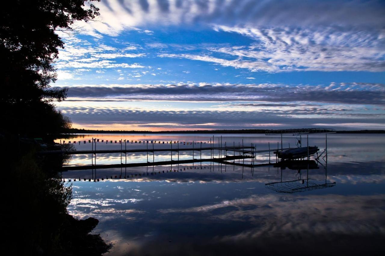 Cabin #2 - M Den Cabin Carp Lake ภายนอก รูปภาพ